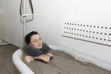 Los baños de lodo en un sanatorio médico aliviarán la inflamación y acelerarán la regeneración de los tejidos en caso de osteocondrosis torácica. 