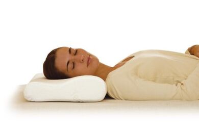 Es útil que los pacientes con osteocondrosis cervical duerman sobre una almohada ortopédica.