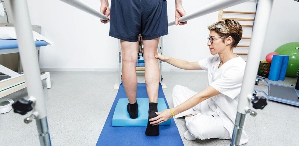 Fisioterapeuta instruyendo al paciente con artrosis de rodilla
