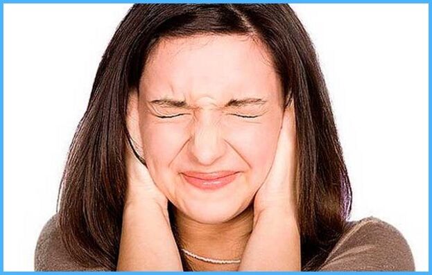 El ruido en la cabeza de una mujer es uno de los signos de la osteocondrosis cervical. 