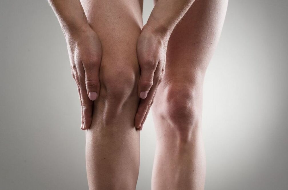 El primer síntoma de la gonartrosis es el dolor de rodilla. 